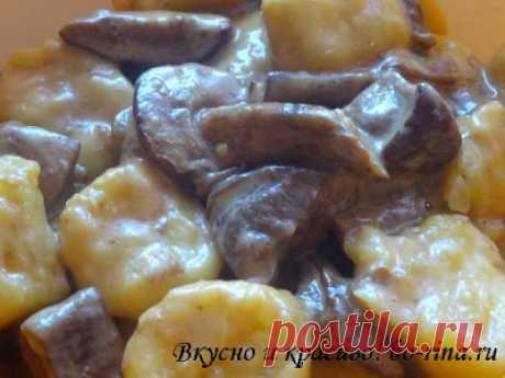 ВКУСНО И КРАСИВО! Ньокки с грибами в сливочном соусе Очень вкусно и сытно! И готовится легко и быстро
Ингредиенты: 1 кг лесных грибов 1-2 зубчика чеснока 200 мл сливок соль, перец растительное масло (у меня оливковое)для теста: 500 гр картофеля (сваренн…