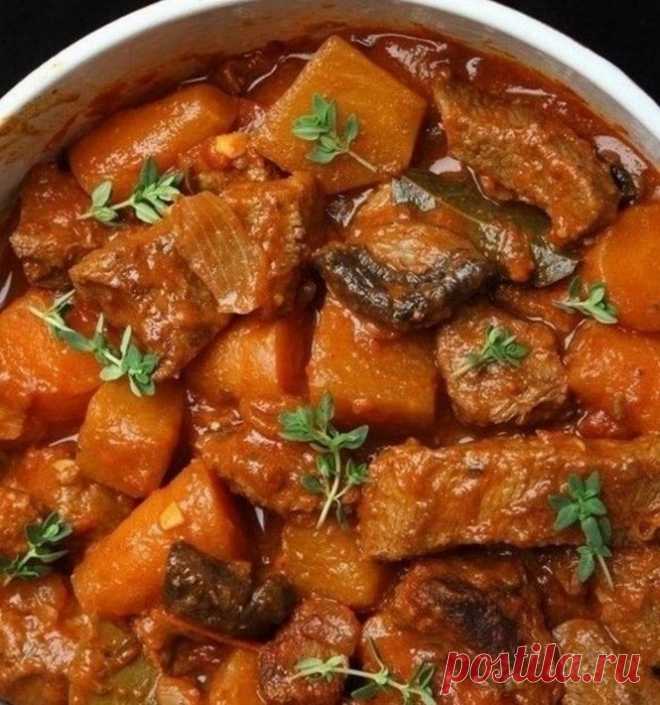 Нам принесли мясо, вкуснее которого я не ела в жизни. Оно было и жаренным и тушеным одновременно, ароматным но не забитым избытком специй. Оно таяло во рту, казалось чуть сладковатым, но с благородной кислинкой.. И мягкости необычайной…