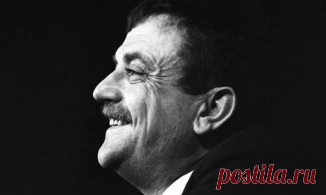 "Занимайтесь любым искусством, музыкой, пением, танцами, актерским мастерством, рисованием, скульптурой, поэзией, журналистикой, писательством. Не важно будете ли вы это делать хорошо или плохо, получите за это деньги или славу, но это прекрасная возможность узнать, что внутри вас и заставить вашу душу совершенствоваться." — Курт Воннегут Книга "Творческая связь" ( P.S.: С 23 по 29 мая включительно в МИФе — скидки на все: -15% на бумажные и -25% на электронные книги + ваша…