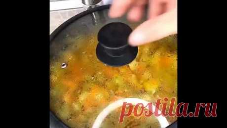 Вкуснейшая намазка на хлебушек
Предлагаю вам приготовить вкусную намазку, она получается очень нежной и вкусной.

— Кабачки 2шт
— Сыр плавленый 2шт
— Морковка 1шт
— Лук 1шт
— Чеснок 2зуб
— Укроп
— Соль, перец

Технология приготовления:
--Нарезанный лук обжариваем 2 мин в сковородке на разогретом подсолнечном масле, следом обжариваем тертую морковь 2 мин, закидываем нарезанные кабачки, солим, перчим, жарим 2 мин, после накрываем крышкой и тушим 10 минут периодически перемеш...