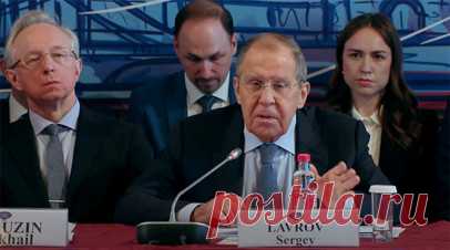 «Борьба за уходящую эпоху»: Лавров — о попытках США сохранить гегемонию с использованием санкций и угроз. Глава МИД России Сергей Лавров принял участие в посольском круглом столе по ситуации на Украине. RT вёл прямую трансляцию вступительного слова министра. Читать далее