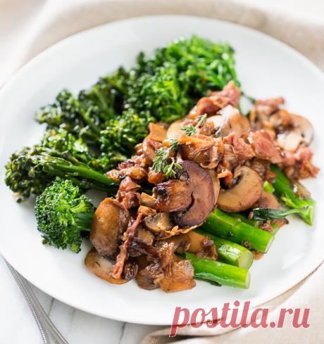 Жареные грибы с ветчиной и брокколи
Простой рецепт ароматных жареных грибов с брокколи, ветчиной и репчатым луком.