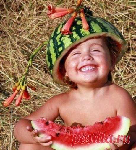 Малыши едят арбуз / Малютка