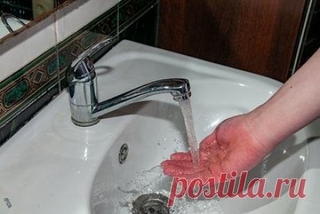 В Бишкеке начали поэтапную подачу отключенной из-за взрыва на ТЭЦ воды. В Бишкеке начали поэтапную подачу воды, отключенной из-за аварии на теплоэлектроцентрали (ТЭЦ). К горячему теплоснабжению уже подключено порядка 200 домов. Ранее стало известно, что в ночь на 2 февраля на единственной ТЭЦ столицы Киргизии взорвался один из отопительных котлов. МЧС не исключило диверсию.