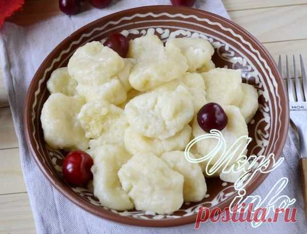 Ленивые вареники из творога с манкой 
Вареники чрезвычайно вкусное и сытное блюдо, которое подарила нам Украина. С чем только не делают вареники: с капустой и картофелем, грибами и горохом, ягодами и творогом, но делать вареники в домашн…
