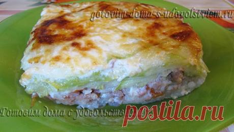Мусака с кабачками, фаршем и рисом Невероятно нежная, тающая во рту мусака с кабачками, фаршем и риса приготовлена по подобию классической мусаки с баклажанами. Способ нарезки кабачков позволяет полностью пропитаться блюду соусом бешамель и превращает мусаку в кушанье, от которого невозможно отказаться.