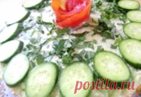 Салат новогодний со шпротами и огурцами / Простые рецепты