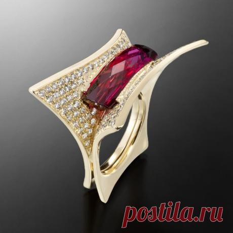 Кольцо. «Enchante». Женское кольцо. Красный турмалин. Бесцветные бриллианты. Желтое золото.
