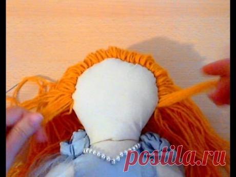 Тряпичная кукла. Как сделать волосы из ниток Понадобиться: Нитки для вязания. Новые если хотите зделать ровные волосы. Если хотите зделать кучерявые волосы Можно распустить какой-нибудь ненужный шарф ил...