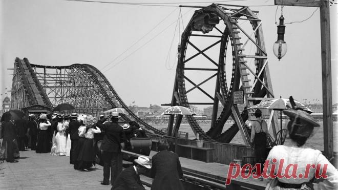 По мнению многих иностранцев, жители России знают толк в развлечениях, особенно, экстремальных. Так, захватывающий дух и пугающий аттракцион, известный в нашей стране как «Американские горки», во всем мире называют «Русские горки». А еще более жестокая и смертельно опасная игра в рулетку с револьвером, которая в России называется "Гусарской", за рубежом также известна как "русская". Какие ещё изобретения вошли в мировую историю под эпитетом "русский" и что это…