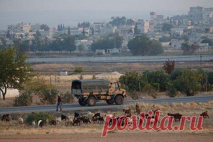 Армия Сирии перебросила бронетехнику на границу для отпора Турции. Командование ВС Сирии перебросило подкрепления и бронетехнику в город Айн-эль-Араб на границе с Турцией для отпора турецким войскам. По словам сирийского военного источника, в район дислокации прибыло по меньшей мере 20 танков и бронетранспортеров, доставлены артиллерийские орудия и крупнокалиберные пулеметы.