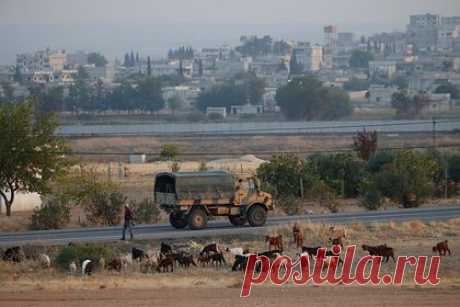 Армия Сирии перебросила бронетехнику на границу для отпора Турции. Командование ВС Сирии перебросило подкрепления и бронетехнику в город Айн-эль-Араб на границе с Турцией для отпора турецким войскам. По словам сирийского военного источника, в район дислокации прибыло по меньшей мере 20 танков и бронетранспортеров, доставлены артиллерийские орудия и крупнокалиберные пулеметы.