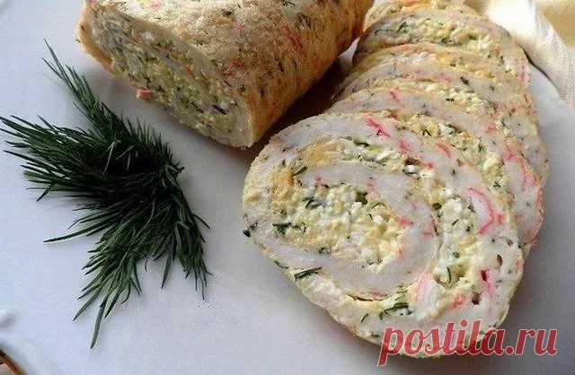 Рулет из крабовых палочек

Очень вкусная, нежная и яркая закуска в виде рулета.

Ингредиенты:

- 200 г крабовых палочек
- 5 яиц
- 3 столовых ложек молока
- 5 столовых ложек муки
- 2 столовые ложки масла растительного
- 150 г сыра
- 3 вареных яйца
- 4 зубчика чеснока
- 100 г майонеза
- зелень укропа
- соль – по вкусу

Приготовление:

Яйца разбить в кастрюлю. Добавить к ним муку, масло растительное, молоко, соль по вкусу и всё взбить при помощи миксера.

Крабовые палочки осв...