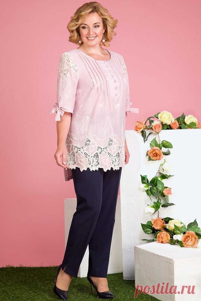 Костюм Лилиана, лиловый+темно-синий (модель 568В) — Белорусский трикотаж в интернет-магазине «Швейная традиция» Длина: по спинке – 82 см, перед – 74; рукав – 36 см.
Дополнительное описание: Стильная летняя туника из хлопковой ткани с кружевом. Модель с округлым вырезом горловины, с застежкой на планки с навесными пуговками в виде кристаллов. По полочке застрочены декоративные защипы.  Рука втачной, средней длины с притачной манжетой,  концы которой, можно завязать на бант....