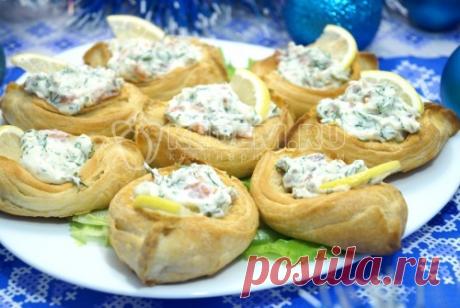 Лодочки из слоёного теста с начинкой