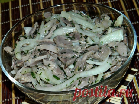 Маринованные куриные желудочки.
Бюджетная, но вкусная закуска.

Продукты:
700-800 гр.куриных желудков
2 луковицы
5 зубчиков чеснока
зелень укропа
50 гр.растит.масла
50 гр.9%-го уксуса
2 стол.ложки соевого соуса
1/2 чайн.ложки соли
1/2 чайн.ложки сахара
молотый чёрн.перец

Промытые желудочки отварить в подсоленной воде ~1,5 часа.Остудить и нарезать крупной соломкой.Затем нарезать п/кольцами лук.Сложить в небольшую мисочку и залить уксусом на полчаса,периодически помешивая.
...