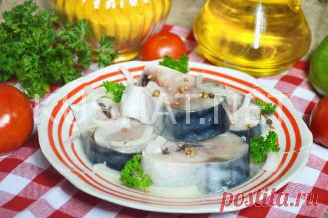 Скумбрия, маринованная с луком. Пошаговый рецепт с фото - Кушать нет Скумбрия, маринованная с луком в домашних условиях, обязательно порадует всех любителей соленой рыбки. Сегодня я хочу показать вам, как приготовить скумбрию, маринованную с луком в домашних условиях кусочками.