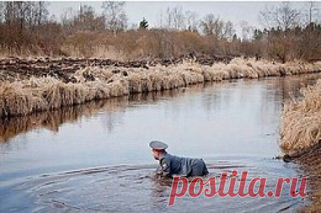 Редкий кадр , самец ментая откладывает икру