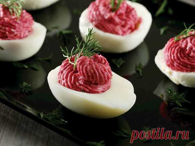 Фаршируем яйца, как профи: 5 вкусных начинок, которые вы полюбите Кто не любит фаршированные яйца, тот просто не умеет их готовить! Даже если вы привыкли готовить яйца по одному и тому же рецепту и делаете так многие годы, попробуйте разочек отойти от привычной кухн…