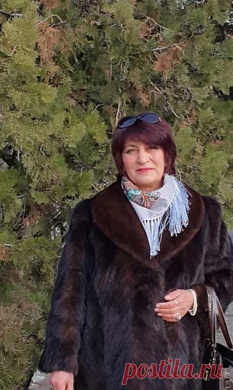 Առօրյա հոգսերից դուրս..🌷.
Աշխատանքային խորհրդակցության ավարտին արված լուսանկարներ....հոգնածությունը թոթափելու հույսով:
Որքան քեզ բարձր պահես,անառիկ,այնքան ցանկալի կլինես անշուշտ:Դու ամբողջ կյանքում հիշիր, որ մարդիկ բարձրունք են սիրում և ոչ թե անդունդ: