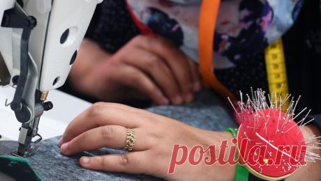 Игла от швейной машинки воткнулась в глаз петербургской школьницы. В Петергофе девочка получила травму глаза во время занятий в швейном кружке. Об этом сообщает &quot;78.ru&quot;. Инцидент произошел на занятиях в петергофском швейном кружке, иголка от швейной машинки отскочила и попала в глаз 14-летней ...