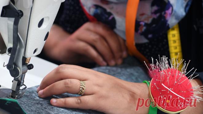 Игла от швейной машинки воткнулась в глаз петербургской школьницы. В Петергофе девочка получила травму глаза во время занятий в швейном кружке. Об этом сообщает "78.ru". Инцидент произошел на занятиях в петергофском швейном кружке, иголка от швейной машинки отскочила и попала в глаз 14-летней ...