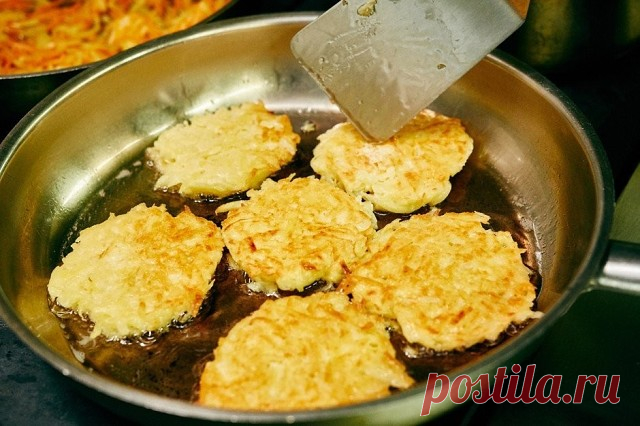 Драники
Любимый рецепт драничков! Сохрани, чтобы не потерять.
Ингредиенты:
Картофель — 6 шт.
Яйцо — 1 шт.
Мука — 2 ч. л.
Сметана — 150 г
Специи — по вкусу
Укроп — для подачи
Соль — по вкусу
Масло растительное — для жарки
Лимонный сок — 2 ч. л.
Приготовление:
1. Натереть картофель на крупной терке. Хорошо отжать. Масса должна быть не слишком жидкой, чтобы драники получились хрустящими. 
2. Посолить, перемешать. Чтобы картофель не потемнел, добавить лимонный сок. Добавить см...