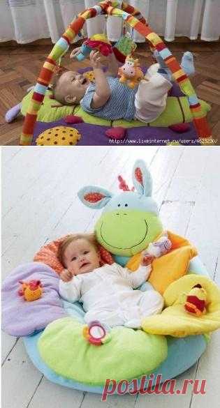 Коврик+мобиль.Ребенок играет,а мама отдыхает).