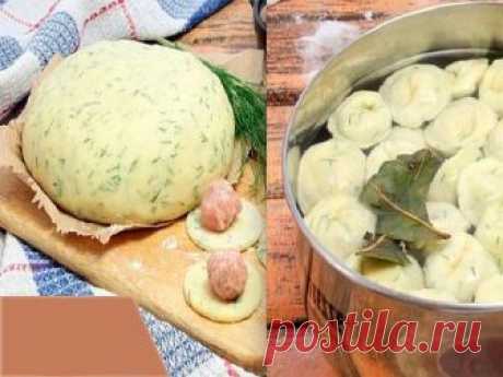 400 г мясного фарша 400 г мясного фарша
1 луковица
4–5 зубчиков чеснока
0,5 пучка укропа
соль, перец, лавровый лист по вкусу

♨Приготовление.

1.  Взбей яйцо со щепоткой соли. Добавь теплый кефир и соду. Тщательно перемешай эти составляющие. Отставь массу в сторону на 15 минут.
2. Помой укроп и удали грубые стебли. Подсуши зелень бумажным полотенцем и мелко поруби. Добавь укроп в яично-кефирную массу. Перемешай всё.
3. Понемногу добавь всю муку. Замеси тесто на пельмени.
4...