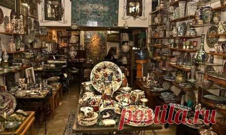 Армянская керамика–древнейшее из искусств, известное еще со времен медно-каменного века. Как свидетельствуют археологические находки,в дальнейшем ремесло постоянно развивалось, изделия,датированные VIII в.до н.э.,свидетельствуют о расцвете керамики в эпоху Урарту.
В средневековье слава и традиции мастеров армянской керамики выходят за пределы Армянского нагорья.Особую известность получили школы керамики в Двине и Ани.Самые распространенные керамические образцы этого периода—предметы утвари