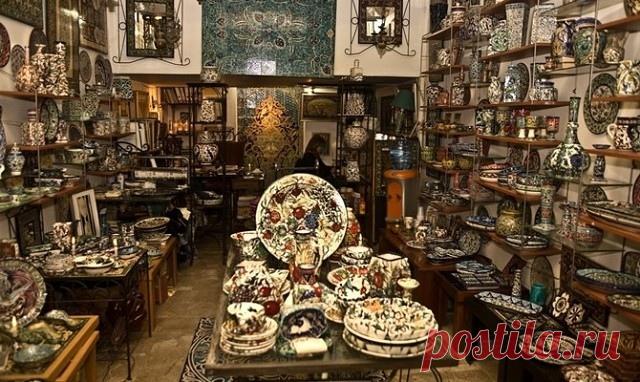 Армянская керамика–древнейшее из искусств, известное еще со времен медно-каменного века. Как свидетельствуют археологические находки,в дальнейшем ремесло постоянно развивалось, изделия,датированные VIII в.до н.э.,свидетельствуют о расцвете керамики в эпоху Урарту.
В средневековье слава и традиции мастеров армянской керамики выходят за пределы Армянского нагорья.Особую известность получили школы керамики в Двине и Ани.Самые распространенные керамические образцы этого периода—предметы утвари