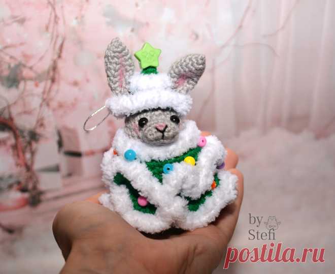 PDF Кролик в костюме ёлочки крючком. FREE crochet pattern; Аmigurumi animal patterns. Амигуруми схемы и описания на русском. Вязаные игрушки и поделки своими руками #amimore - маленький кролик в новогоднем наряде, заяц к Новому году, украшение в виде зайчика, зайчонок, зайка, крольчонок, ёлочная игрушка крючком.
