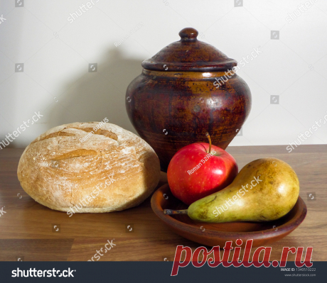 Стоковая фотография «Loaf Bread Clay Pot Fruit On» (редактировать), 1340510222