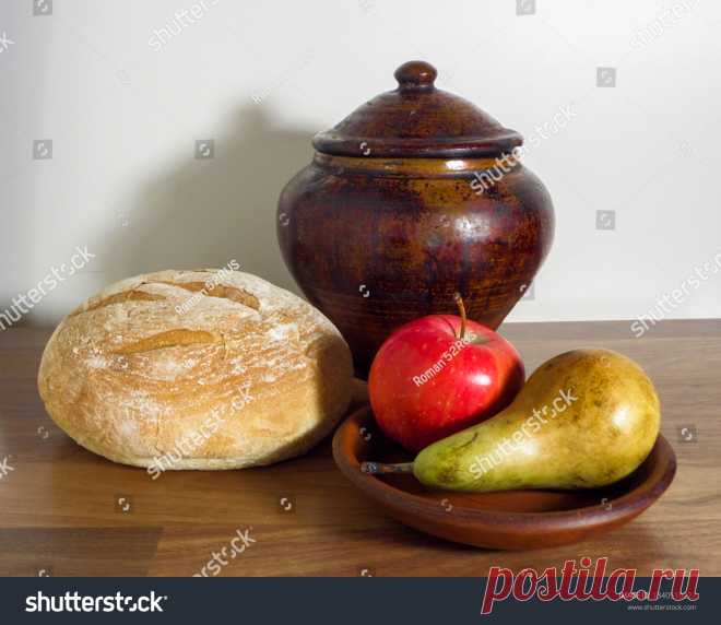 Стоковая фотография «Loaf Bread Clay Pot Fruit On» (редактировать), 1340510222