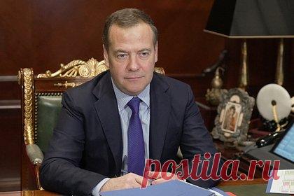 Медведев высказался о проекте по гарантиям безопасности Украины. Киевский проект гарантий безопасности по сути является прологом к третьей мировой войне. Так о нем высказался заместитель председателя Совета безопасности России Дмитрий Медведев во вторник, 13 сентября. По словам политика, никто никакие «гарантии» украинским властям не даст.