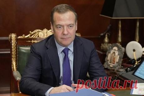 Медведев высказался о проекте по гарантиям безопасности Украины. Киевский проект гарантий безопасности по сути является прологом к третьей мировой войне. Так о нем высказался заместитель председателя Совета безопасности России Дмитрий Медведев во вторник, 13 сентября. По словам политика, никто никакие «гарантии» украинским властям не даст.