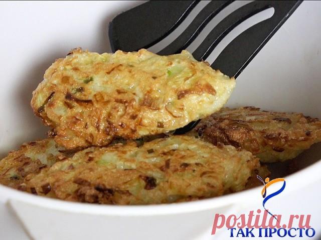 Луковые котлеты: вкуснейшее блюдо практически из ничего. Да еще и готовится быстро!
«Так Просто!» спешит порадовать новым рецептом бюджетных котлет. Когда их пробуешь, то не сразу можешь угадать, из чего они сделаны: то ли грибы, то ли рыба, то ли овощи… А основной компонент в них — обычный репчатый лук!