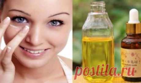 Уникальное масло, которое прекрасно справляется с морщинами! Получают касторовое масло из клещевины – растения семейства молочайных. Как и у всех молочаев, сок клещевины токсичен. Поэтому процесс сбора сырья для касторового масла сложен и небезопасен. Почему же тогда масло касторовое, а не клещевинное?