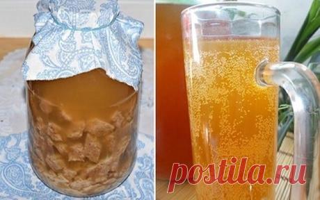 Бочки с квасом обхожу стороной, магазинную баланду не покупаю. Готовлю ядреный напиток из домашней закваски.  
 
Вечная закваска без дрожжей, только черный хлеб!
 
Ингредиенты:
300 г ржаного хлеба (черного)
3–4 л воды
10–15 ст. л сахара
2 ст. л. изюма
 
Приготовление:
Нарежь хлеб кусочками и подсуши в духовке до румяной корочки. Следи, чтобы сухари не подгорели, иначе квас будет горчить.
 
Остывшие сухари переложи в емкость, в которой будешь готовить квас.
Вскипяти воду и ...