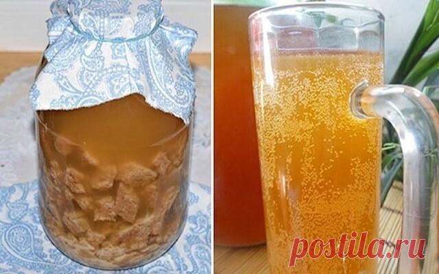 Бочки с квасом обхожу стороной, магазинную баланду не покупаю. Готовлю ядреный напиток из домашней закваски.  
 
Вечная закваска без дрожжей, только черный хлеб!
 
Ингредиенты:
300 г ржаного хлеба (черного)
3–4 л воды
10–15 ст. л сахара
2 ст. л. изюма
 
Приготовление:
Нарежь хлеб кусочками и подсуши в духовке до румяной корочки. Следи, чтобы сухари не подгорели, иначе квас будет горчить.
 
Остывшие сухари переложи в емкость, в которой будешь готовить квас.
Вскипяти воду и ...