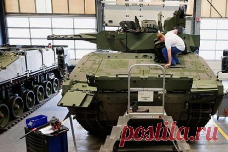 Названо условие прекращения поставок оружия Украине. Политолог Дмитрий Леви в разговоре с «Лентой.ру» заявил, что страны Запада продолжат поставлять оружие Украине, пока есть люди, готовые брать его в руки. Прекращение поставок возможно только в случае переосмысления государствами целесообразности участия в затяжном конфликте.