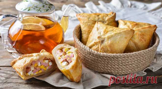 Конвертики из слоеного теста с колбасой и сыром, пошаговый рецепт с фото на 672 ккал Конвертики из слоеного теста с колбасой и сыром. Вкусный рецепт приготовления с пошаговым описанием, фото и отзывами. Удобный поиск рецептов и кулинарное вдохновение на Gastronom.ru