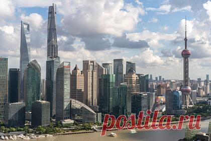 Назван самый дорогой город мира. Китайский Шанхай возглавил рейтинг самых дорогих городов мира в 2020 году, опередив Токио и сместив бывшего лидера, Гонконг, на третье место. Таковы данные отчета банковской компании Julius Baer о мировом благосостоянии. Цены в США оказались самыми доступными после локдауна и падения курса доллара, пишет Bloomberg.