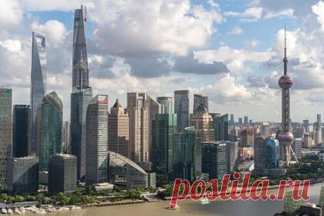 Назван самый дорогой город мира. Китайский Шанхай возглавил рейтинг самых дорогих городов мира в 2020 году, опередив Токио и сместив бывшего лидера, Гонконг, на третье место. Таковы данные отчета банковской компании Julius Baer о мировом благосостоянии. Цены в США оказались самыми доступными после локдауна и падения курса доллара, пишет Bloomberg.