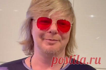 Рыжий из «Иванушек» примерил наряд 25-летней давности из клипа «Тополиный пух». Солист группы «Иванушки International» Андрей Григорьев-Аполлонов примерил наряд 25-летней давности из клипа на песню «Тополиный пух». 53-летний певец предстал на размещенных кадрах в сиреневом лонгсливе с красными иероглифами, в котором он снимался в 1998 году, и очках с красными линзами.
