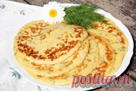 Лепешки с сыром и зеленью - 11 пошаговых фото в рецепте Хочу поделиться рецептом приготовления лепёшек с сыром и зеленью, которые можно сделать на завтрак. По вкусу и виду они - что-то среднее между оладьями и блинами. Получаются лепёшки с сыром и зеленью нежными, вкусными и ароматными. Высокая стопочка таких лепёшек мгновенно исчезла со стола, так ...