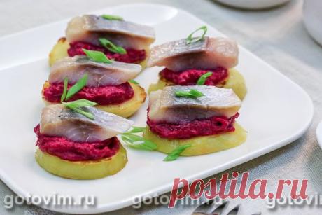 Тартинки из картофеля с соленой сельдью и свеклой. Рецепт с фото Для приготовления этой закуски выбирайте небольшие картофельные клубни примерно одного размера. На сайте уже есть похожий рецепт a href=https:www.gotovim.rusbstarinkartseledk.shtmlкартофельных тартинокa, но там я готовила соус тар-тар. Свекольный крем должен быть хорошо охлажден, тогда его проще будет укладывать на картофельные ломтики.




