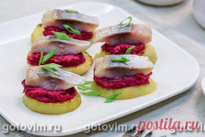 Тартинки из картофеля с соленой сельдью и свеклой. Рецепт с фото Для приготовления этой закуски выбирайте небольшие картофельные клубни примерно одного размера. На сайте уже есть похожий рецепт a href=https:www.gotovim.rusbstarinkartseledk.shtmlкартофельных тартинокa, но там я готовила соус тар-тар. Свекольный крем должен быть хорошо охлажден, тогда его проще будет укладывать на картофельные ломтики.




