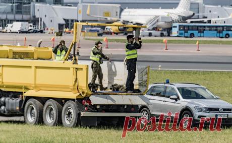 В Хельсинки рассказали, в каком случае заберут машины россиян в аэропорту. Власти Финляндии могут изъять автомобили, припаркованные на парковке аэропорта Хельсинки в течение длительного времени.