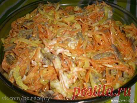 Салат из сердца с маринованным луком.